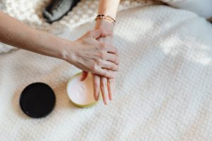 Allergies cutanées : causes, symptômes et solutions pour apaiser la peau woman with sensitive irritated skin applying natural skincare cream landscape