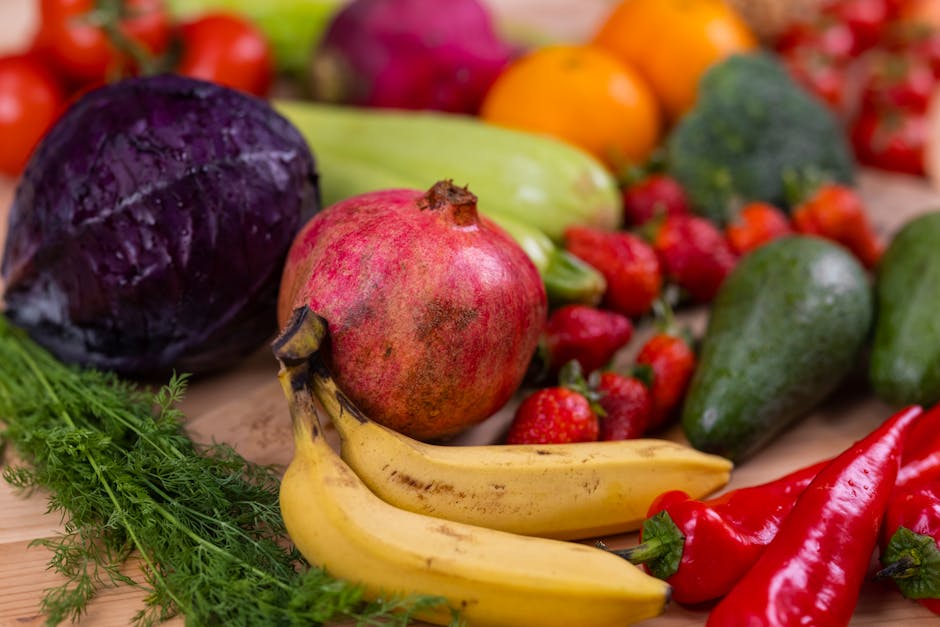 Antioxydants naturels et anti-âge : comment protéger sa peau de l'intérieur fresh colorful fruits and vegetables rich in antioxidants on a wooden table