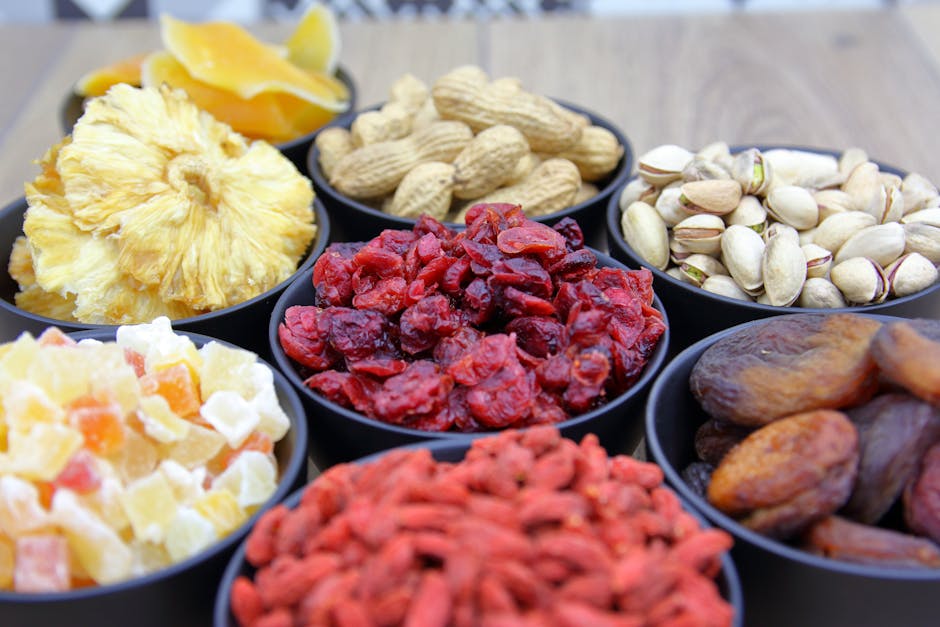 Antioxydants naturels et anti-âge : comment protéger sa peau de l'intérieur superfoods selection goji berries turmeric dark chocolate walnuts artichoke