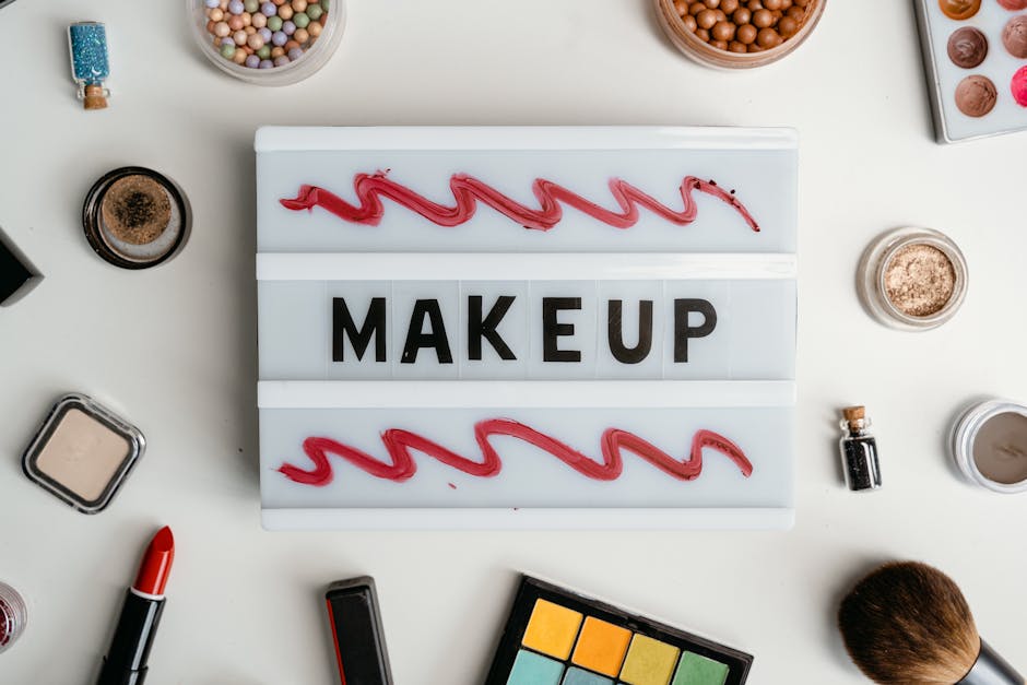 Correcteur de teint anti-cernes : origines, choix et technique d'application makeup concealer palette color corrector beauty flat lay