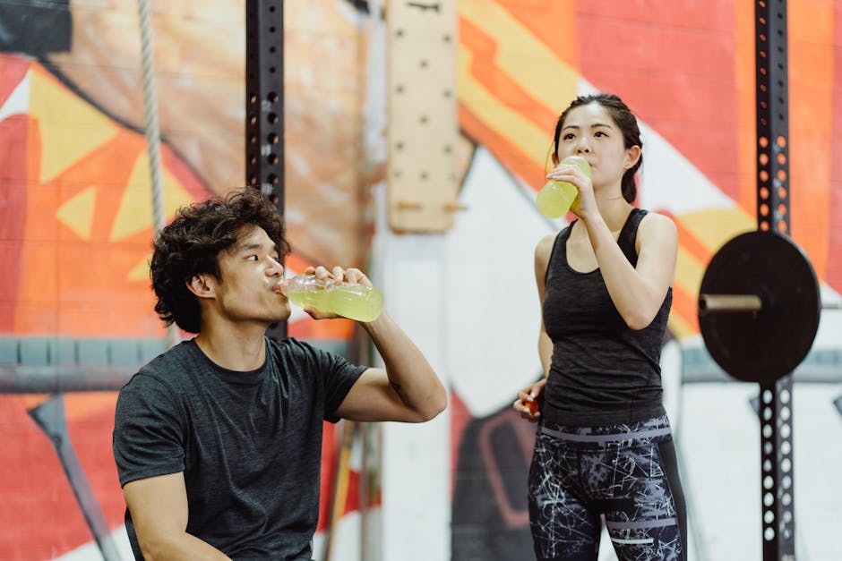 Peau rouge après le sport : comment la calmer rapidement et efficacement woman drinking water during workout gym