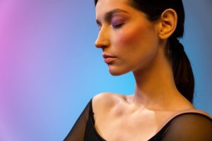 Le draping : la technique blush qui sculpte le visage naturellement woman with glowing healthy makeup blush cheeks natural beauty landscape