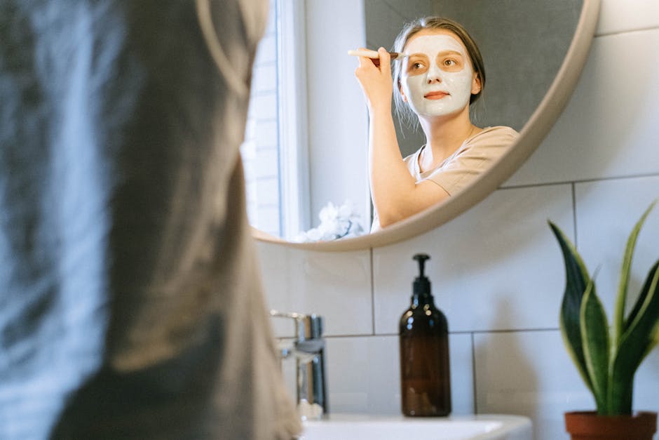 Peau brillante : 8 astuces express pour mater le sébum et retrouver un teint mat green clay face mask woman applying skincare beauty