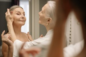 Paraître plus jeune : 8 astuces beauté et style pour gagner des années confident mature woman skincare beauty routine natural light portrait