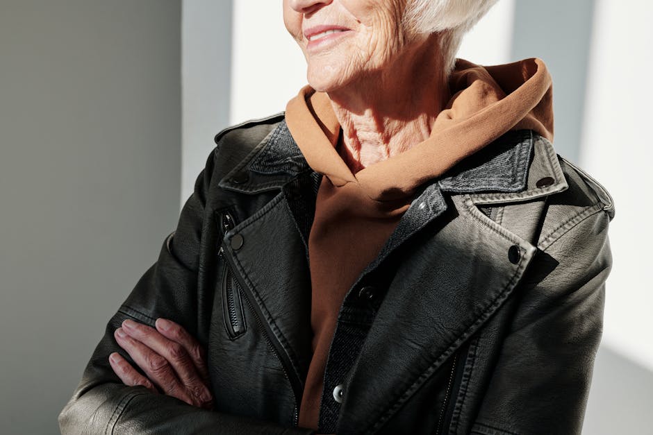 Paraître plus jeune : 8 astuces beauté et style pour gagner des années elegant mature woman with confident posture smiling natural light