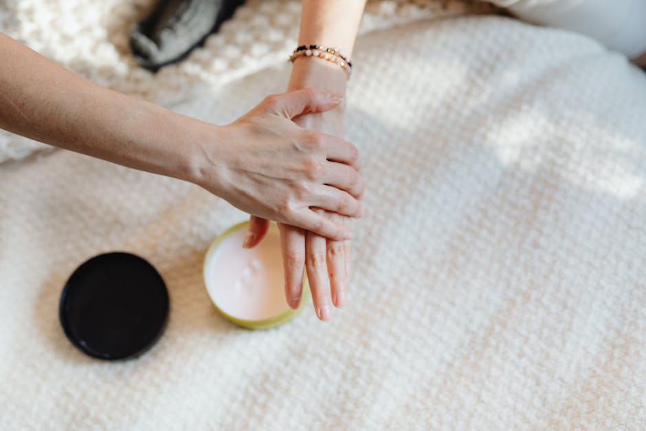 Paraître plus jeune : 8 astuces beauté et style pour gagner des années woman applying hand cream moisturizer close up soft skin care
