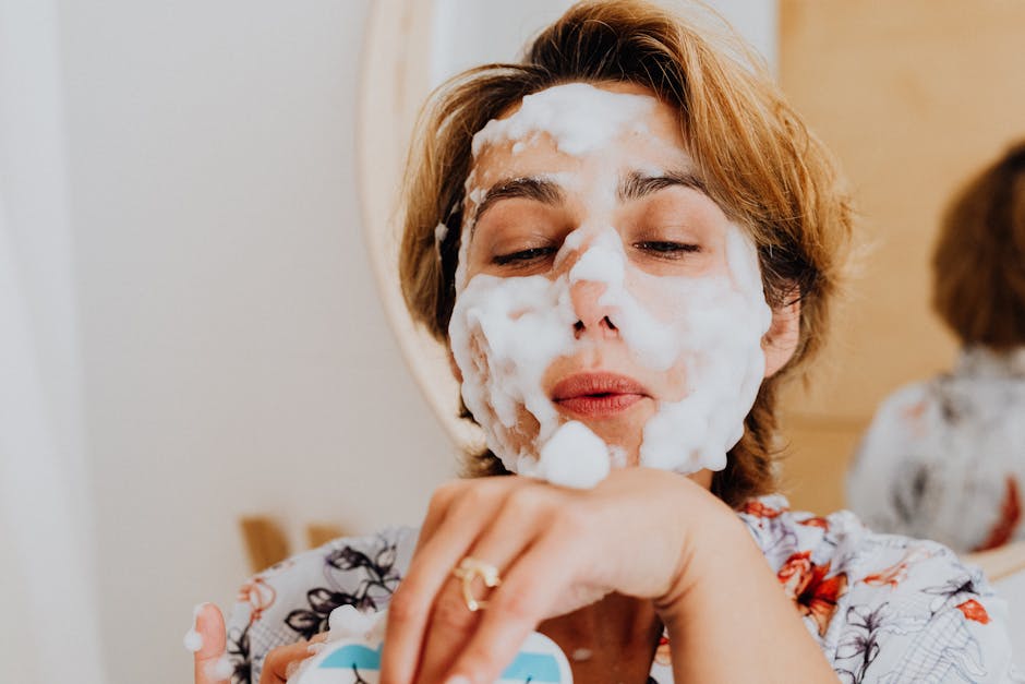 Peau qui ne supporte plus rien : causes, soins et gestes à adopter gentle facial cleansing milk woman sensitive skin bathroom