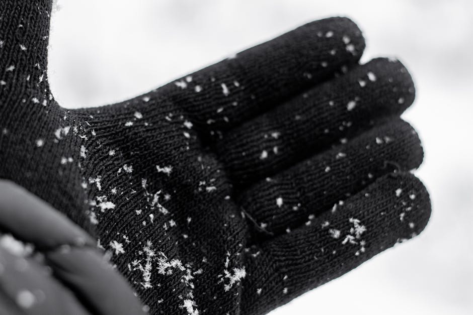 Mains sèches et rouges en hiver : causes, soins et gestes essentiels close up dry cracked hands cold weather
