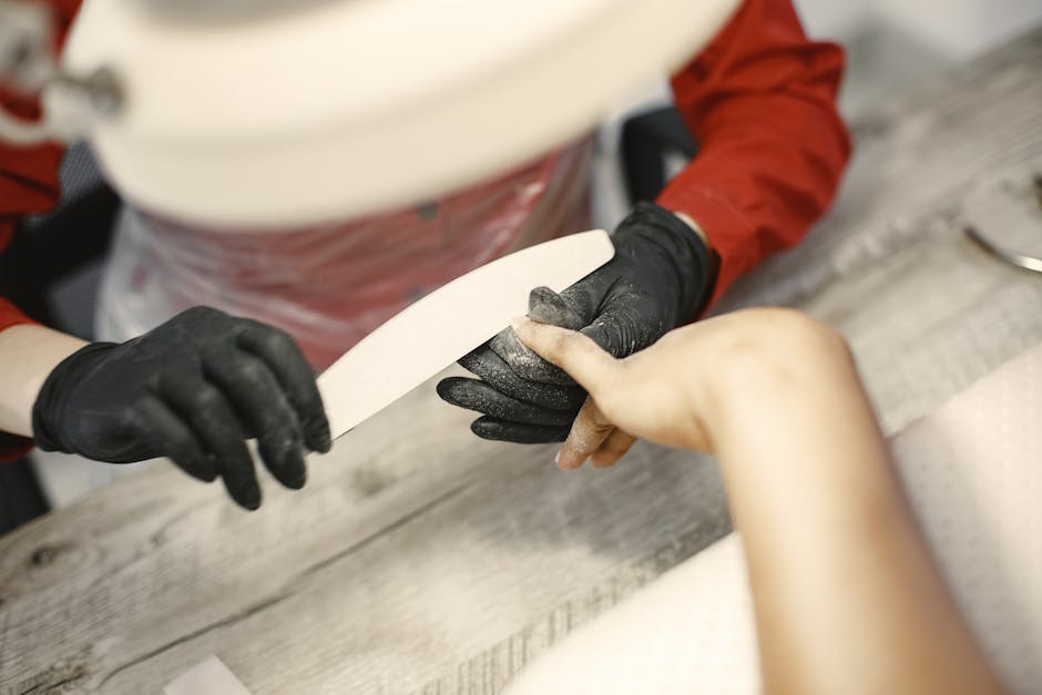 Mains sèches et rouges en hiver : causes, soins et gestes essentiels woman wearing cotton gloves overnight hand treatment