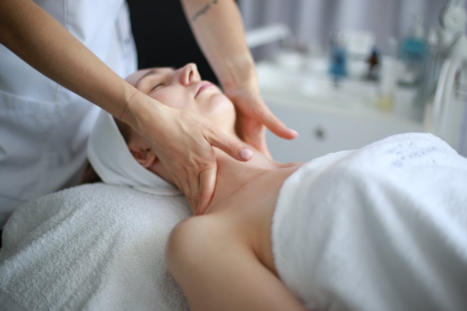 Automassage visage : retrouvez l'éclat en 5 minutes avec 3 rituels express lymphatic drainage facial massage jawline neck woman
