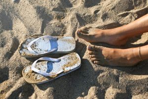 Prendre soin de ses pieds en été : le guide complet pour des pieds doux et soignés beautiful feet summer beach sand sandals landscape