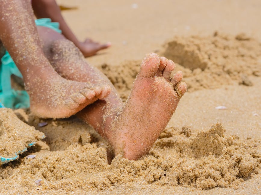 Prendre soin de ses pieds en été : le guide complet pour des pieds doux et soignés woman feet sandy beach summer skincare