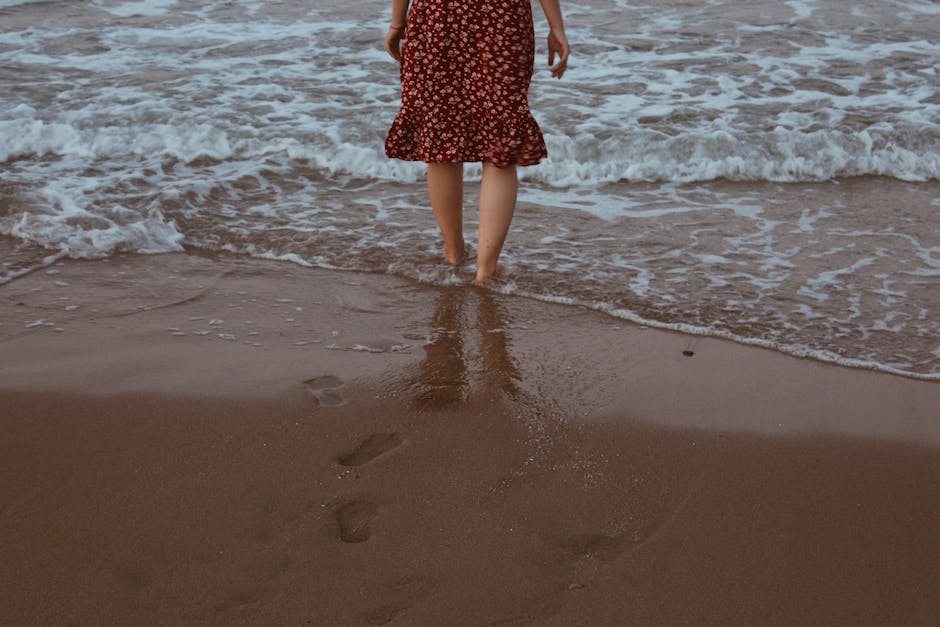 Prendre soin de ses pieds en été : le guide complet pour des pieds doux et soignés walking barefoot wet sand beach