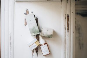 Baume corps : le soin cocooning idéal pour nourrir et hydrater une peau sèche luxurious body balm skincare cozy bathroom natural ingredients landscape