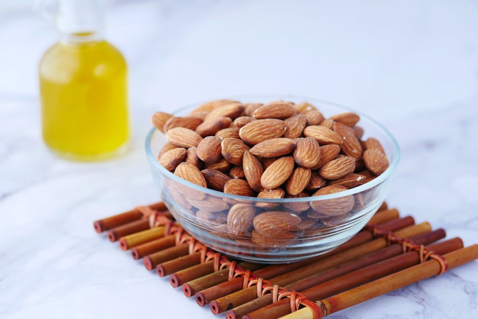 Baume corps : le soin cocooning idéal pour nourrir et hydrater une peau sèche natural oils argan jojoba almond wooden surface