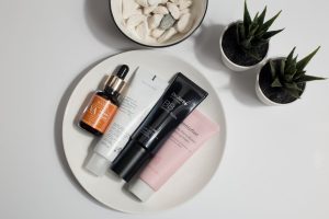 BB, CC et DD crème : différences, bienfaits et comment bien choisir bb cc cream tinted moisturizer skincare flatlay cosmetics