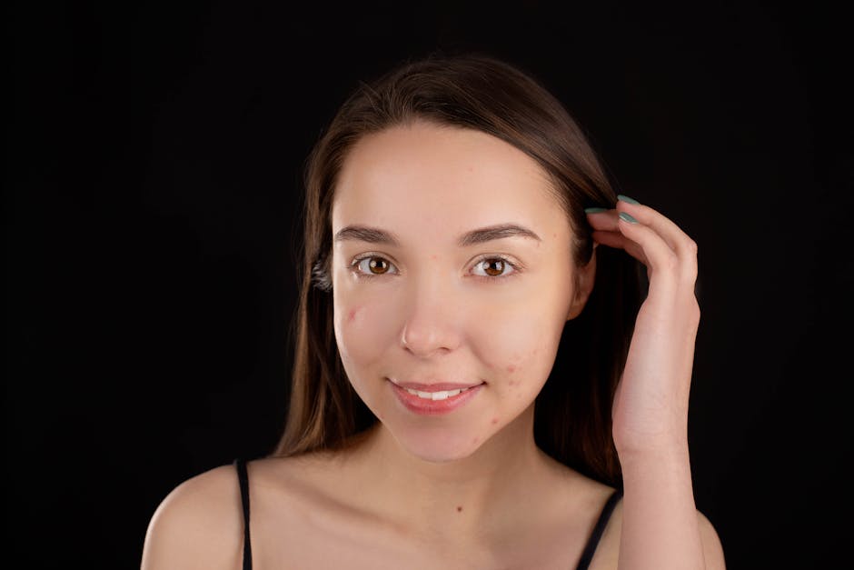 BB crème : comment bien la choisir et l'appliquer pour un teint naturel woman glowing natural skin minimal makeup close up skincare result