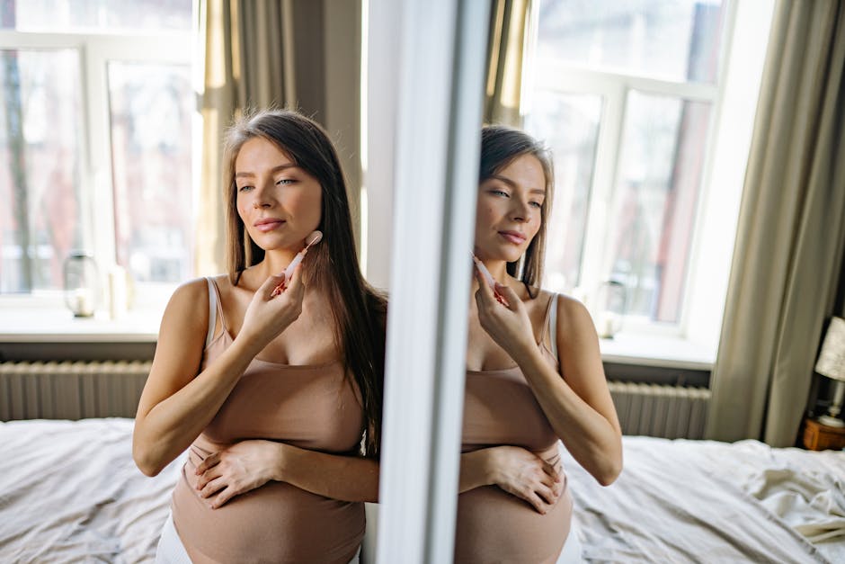 Masque de grossesse : comment le prévenir et le prendre en charge ? pregnant woman touching face looking in mirror natural light
