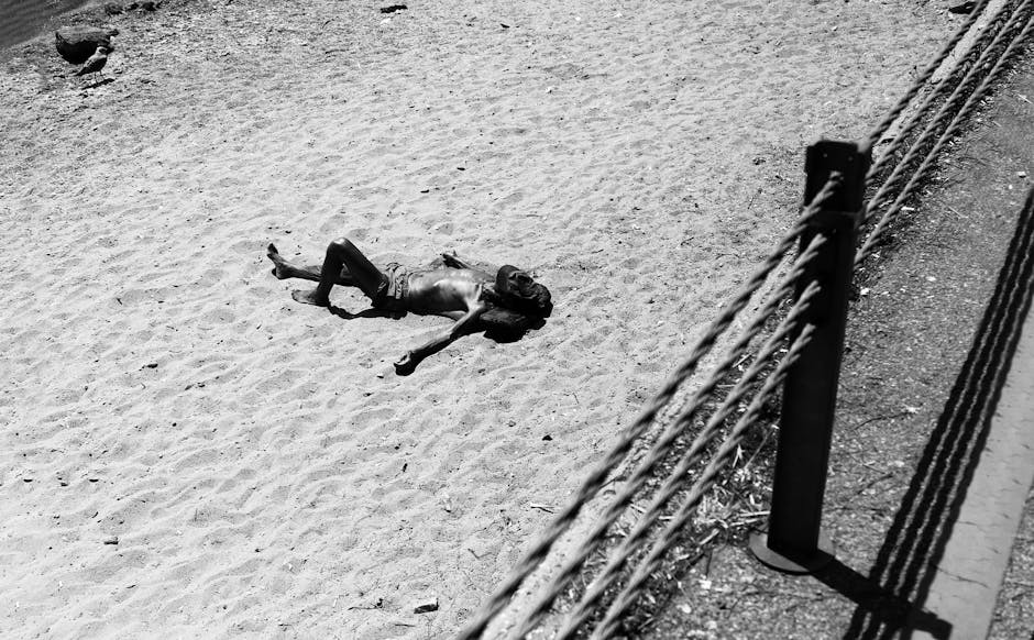 Histoire du bronzage : de la fascination au danger, comment nos rapports au soleil ont changé woman sunbathing vintage summer beach black and white