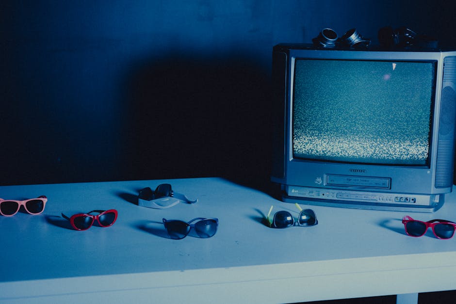 Histoire du bronzage : de la fascination au danger, comment nos rapports au soleil ont changé 1980s tanning salon UV cabin retro aesthetic