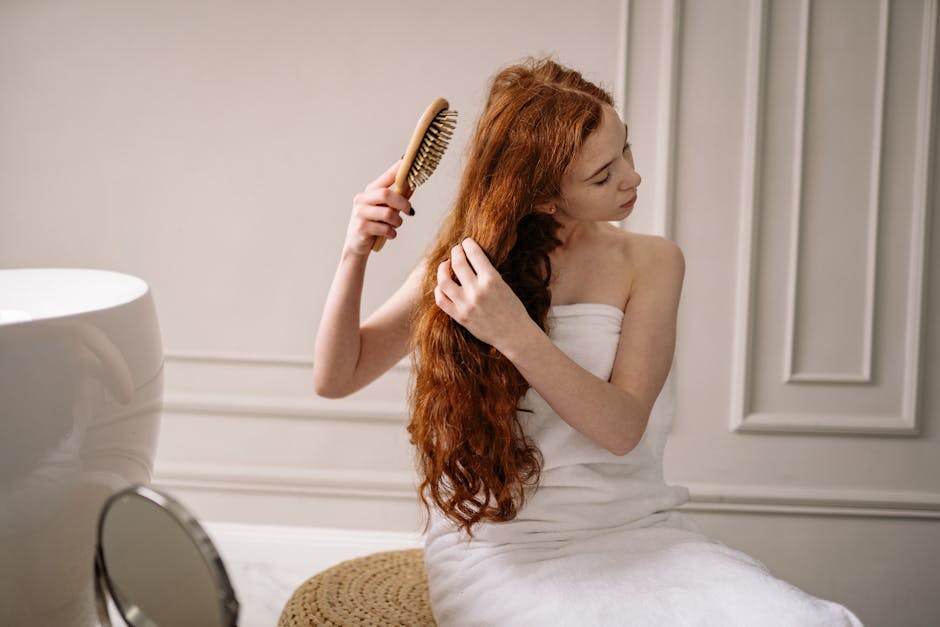 Routine beauté express du matin : retrouvez éclat et énergie en 10 minutes woman brushing hair morning routine healthy shiny hair