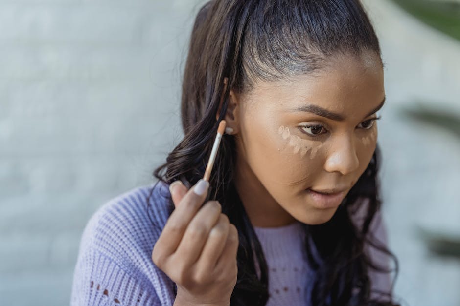 Routine beauté express du matin : retrouvez éclat et énergie en 10 minutes woman applying under eye concealer gentle makeup morning beauty routine