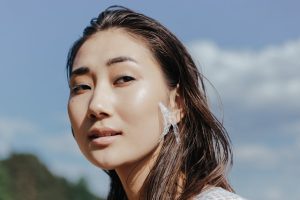 Belle sans maquillage en 10 minutes : la routine express qui change tout natural beauty woman glowing skin no makeup morning light landscape