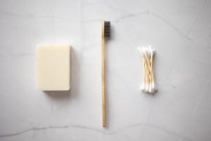 Bicarbonate de soude : 10 usages beauté à adopter dans votre routine naturelle baking soda natural beauty ingredients bathroom flatlay overhead