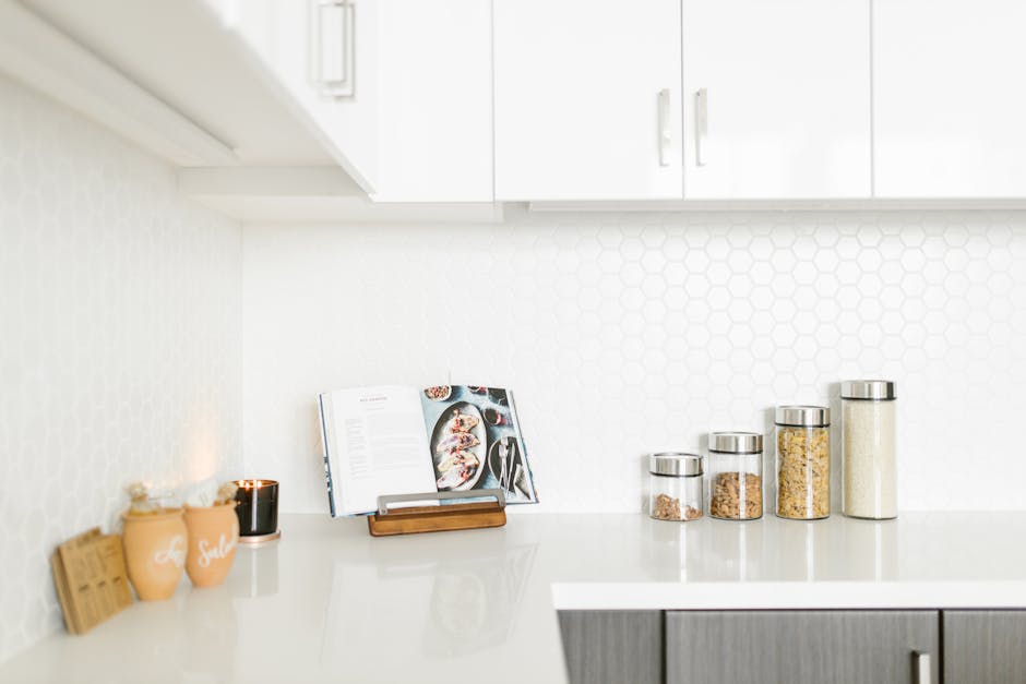 Bicarbonate de soude : 10 usages beauté à adopter dans votre routine naturelle baking soda glass jar white bathroom counter natural light