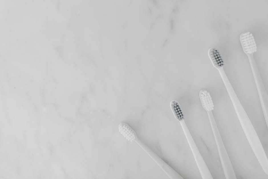 Bicarbonate de soude : 10 usages beauté à adopter dans votre routine naturelle baking soda powder toothbrush white background dental care