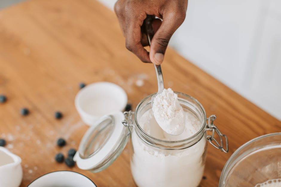 Bicarbonate de soude : 10 usages beauté à adopter dans votre routine naturelle glass water baking soda spoon fresh ingredients wooden table wellness