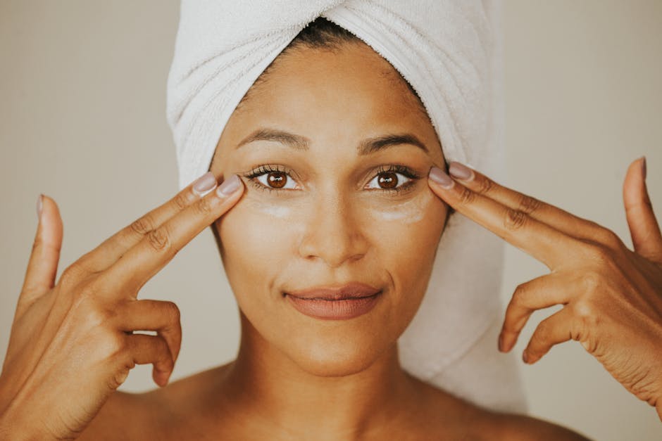 Comment choisir son démaquillant selon son type de peau facial cleansing oil being applied on mixed skin woman face
