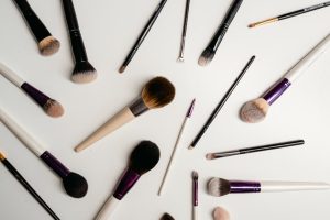 Nettoyer ses pinceaux, éponges et brosses de maquillage : le guide complet assorted makeup brushes and beauty tools clean organized flat lay