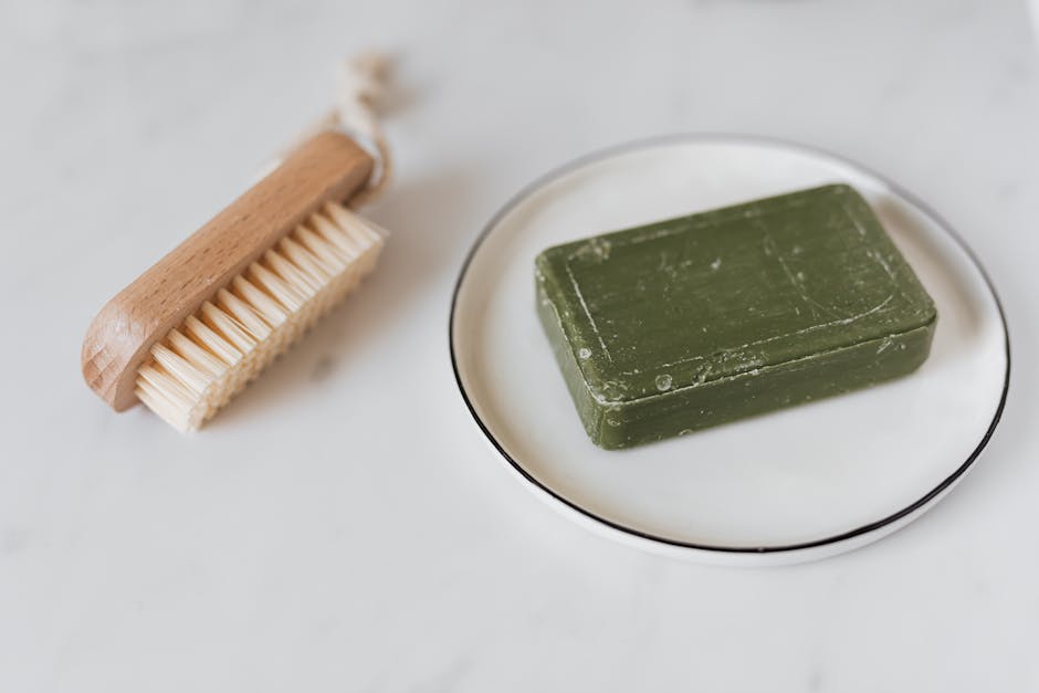 Nettoyer ses pinceaux, éponges et brosses de maquillage : le guide complet makeup brushes and sponges on white marble surface with soap