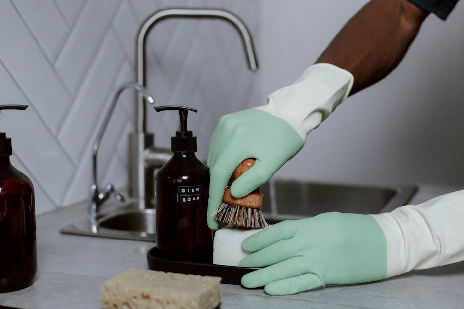Nettoyer ses pinceaux, éponges et brosses de maquillage : le guide complet woman cleaning makeup brush with soap and water close up