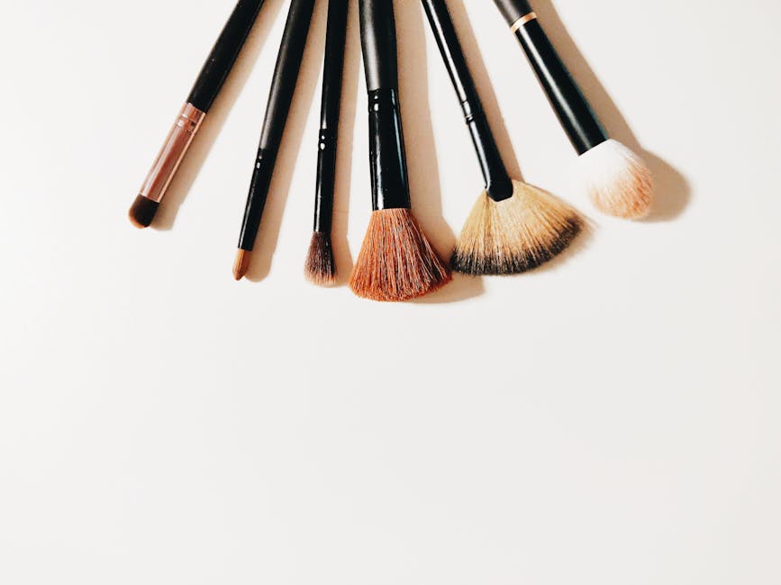 Nettoyer ses pinceaux, éponges et brosses de maquillage : le guide complet drying makeup brushes flat on white towel