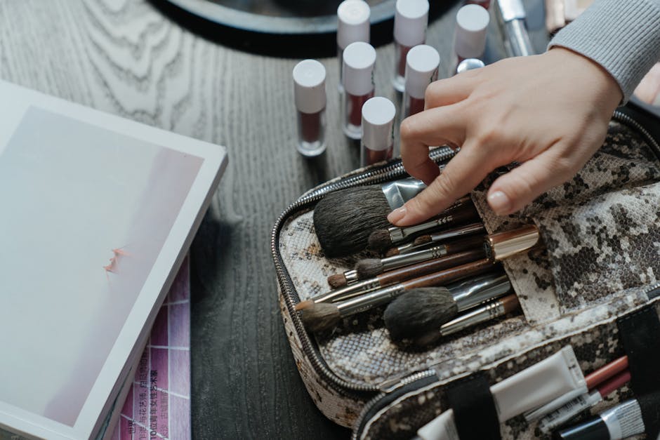 Nettoyer ses pinceaux, éponges et brosses de maquillage : le guide complet clean makeup bag open with organized brushes and beauty accessories