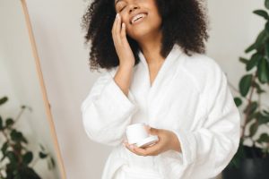 Routine beauté d'automne : comment préparer sa peau en une semaine woman autumn skincare routine cozy home fall leaves background