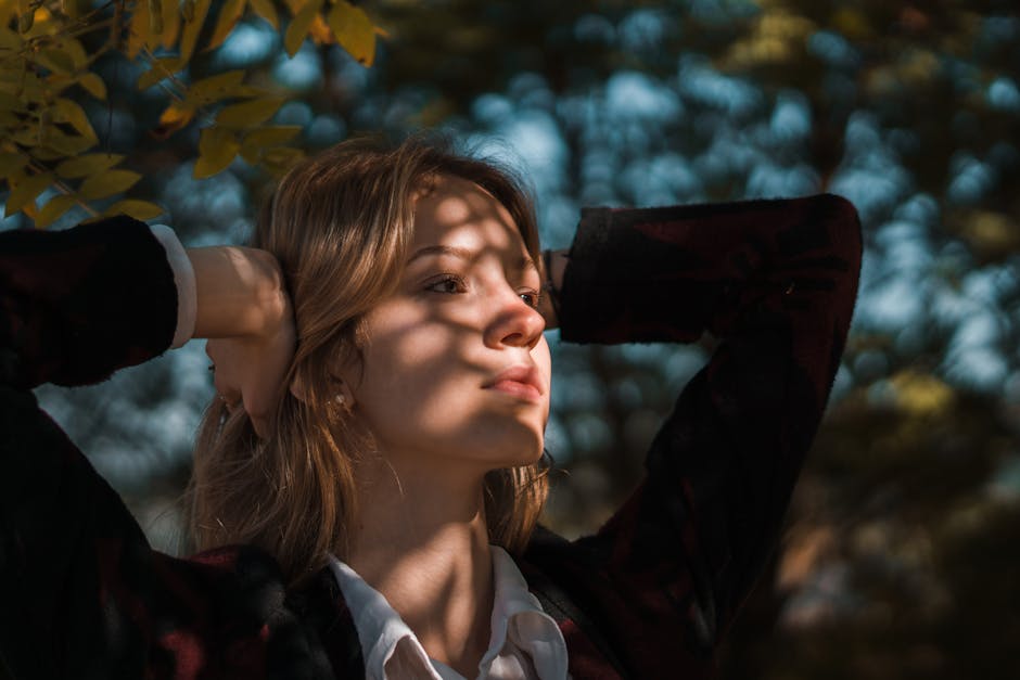 Routine beauté d'automne : comment préparer sa peau en une semaine close-up woman face sun damage spots autumn light