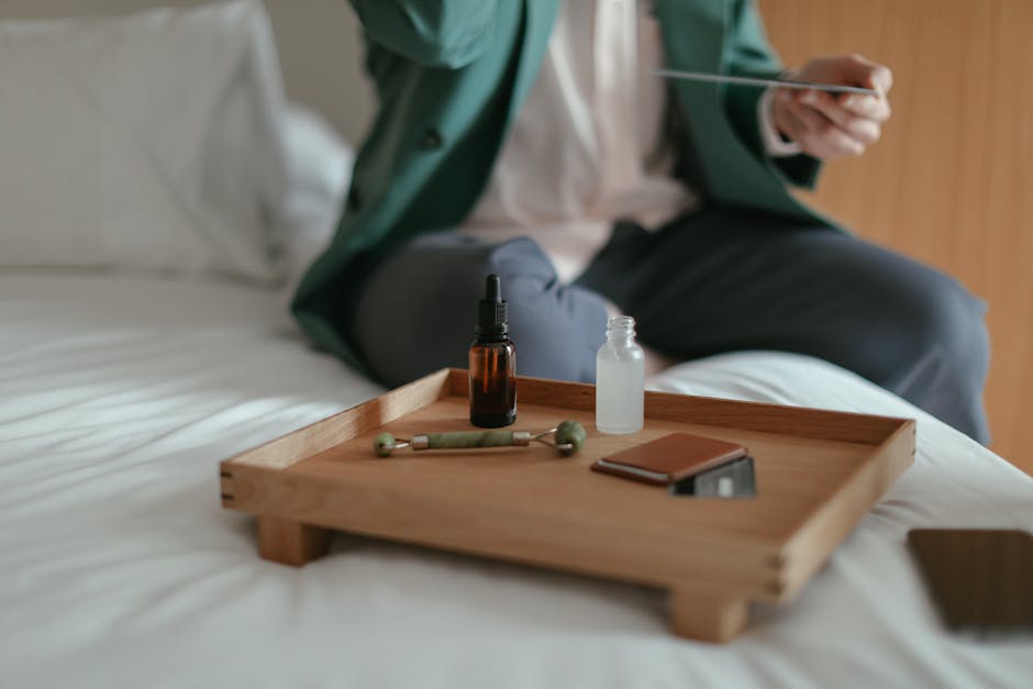 Routine beauté d'automne : comment préparer sa peau en une semaine skincare routine products wooden tray cozy autumn setting