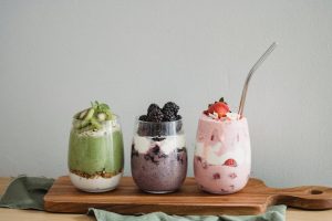 Smoothies bronzants : 5 recettes aux actifs naturels pour préparer sa peau au soleil assorted summer smoothies fruits vegetables healthy skin beauty landscape