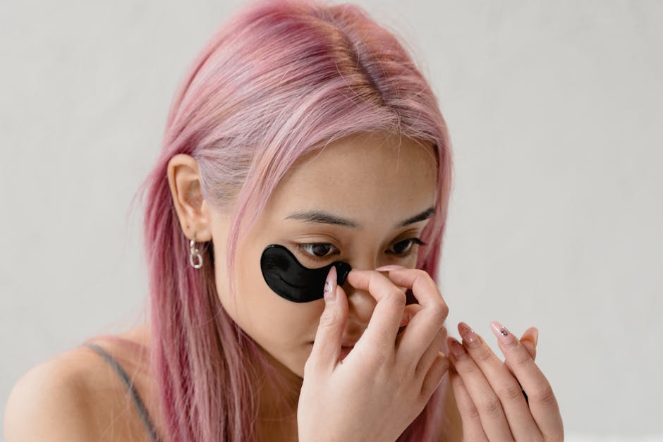 Qu'est-ce qu'un bon soin contour des yeux ? Critères, actifs et gestes essentiels close up woman eye skin care morning routine