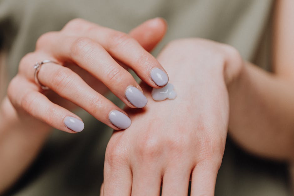 Qu'est-ce qu'un bon soin contour des yeux ? Critères, actifs et gestes essentiels woman tapping eye cream applicator gentle touch
