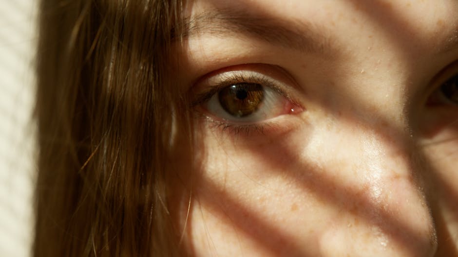 Yeux gonflés, rouges ou pochés au réveil : causes et solutions naturelles red irritated eyes close up natural light