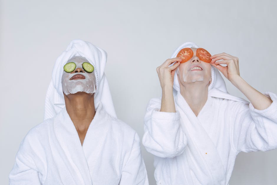 Yeux gonflés, rouges ou pochés au réveil : causes et solutions naturelles woman placing cool cucumber slices over eyes relaxing