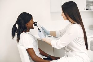 Grains de beauté : tout ce que vous devez savoir pour les surveiller dermatologist examining skin moles professional medical landscape