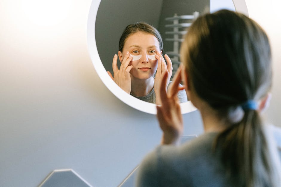 Cernes et poches sous les yeux : comprendre la différence pour mieux les traiter woman morning mirror eyes reflection skincare routine