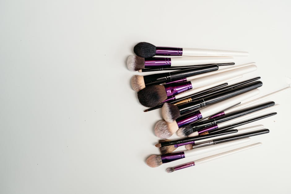 Cernes et poches sous les yeux : comprendre la différence pour mieux les traiter concealer brush under eye makeup light coverage beauty