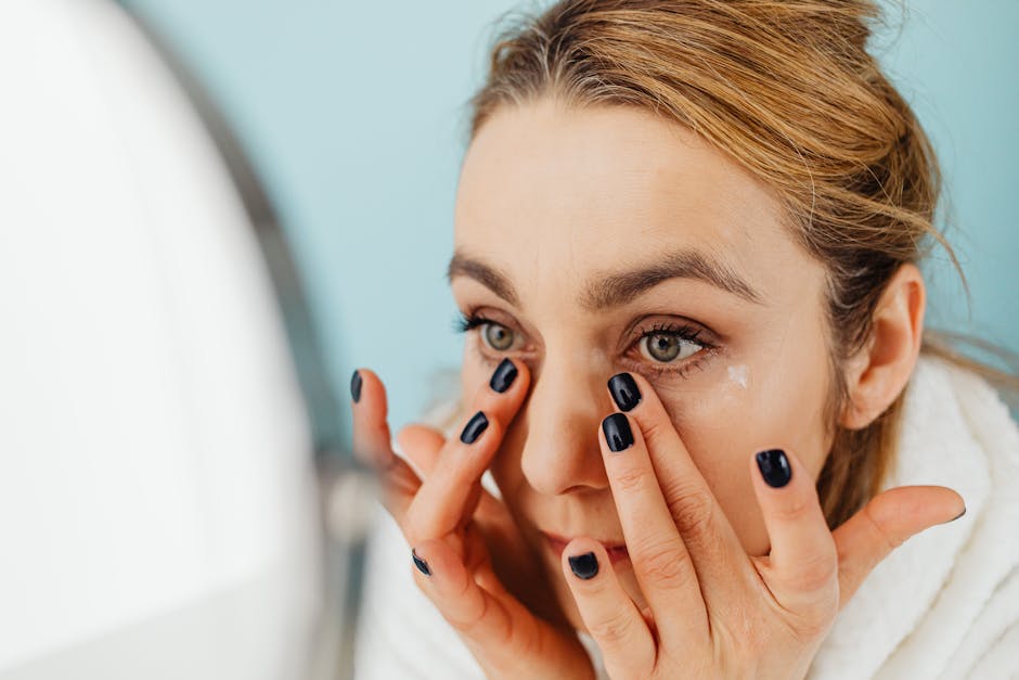 Applicateurs contour des yeux : guide complet pour choisir et bien les utiliser close up woman applying eye cream with applicator morning skincare routine