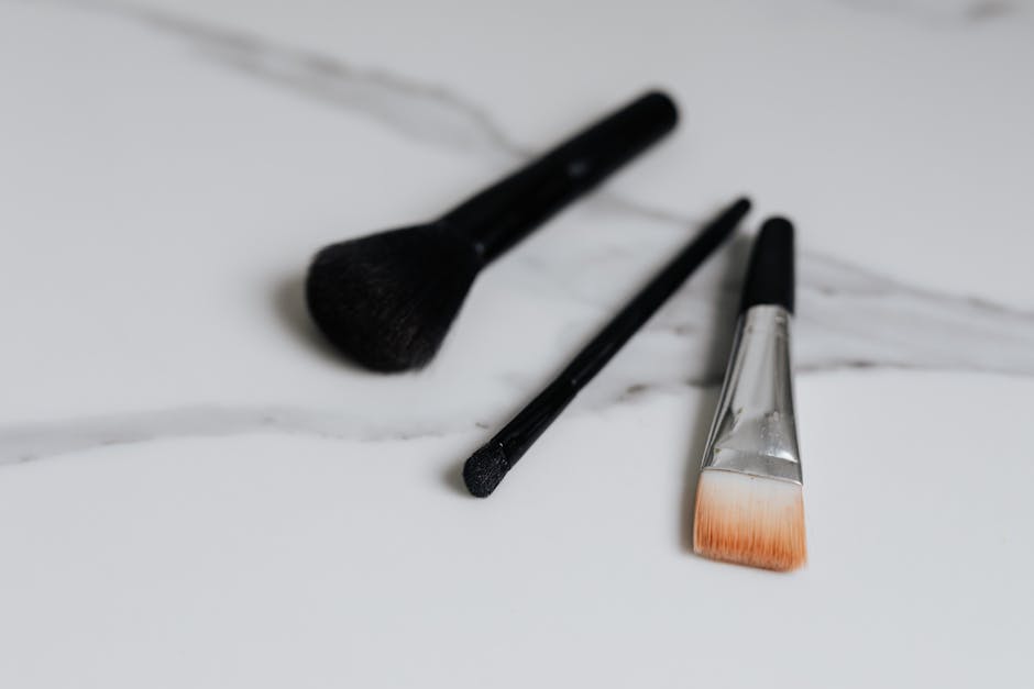 Applicateurs contour des yeux : guide complet pour choisir et bien les utiliser various eye cream applicators roll-on ball tip spatula marble surface